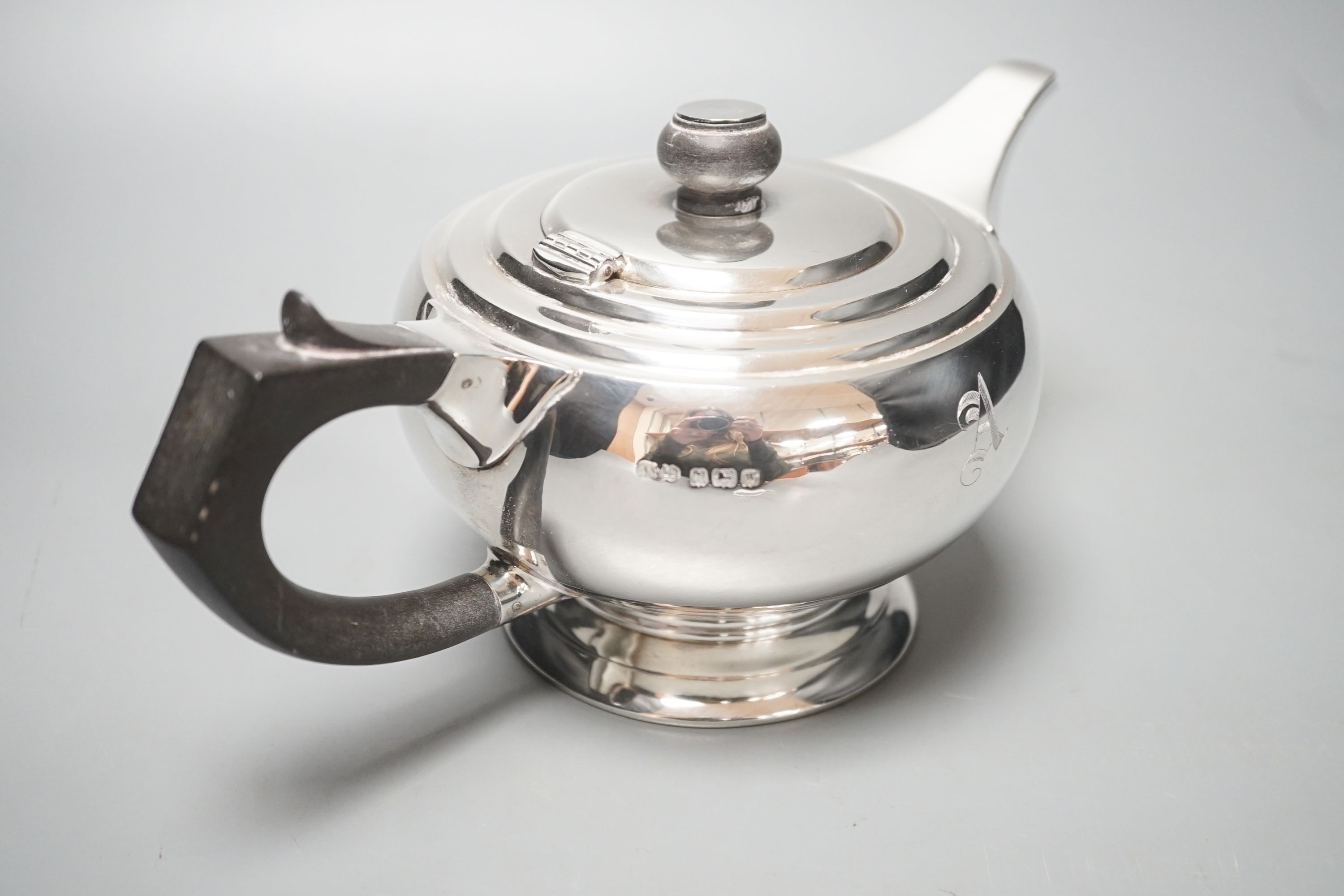 A George V silver teapot, by Joseph Gloster Ltd, gross 15oz.